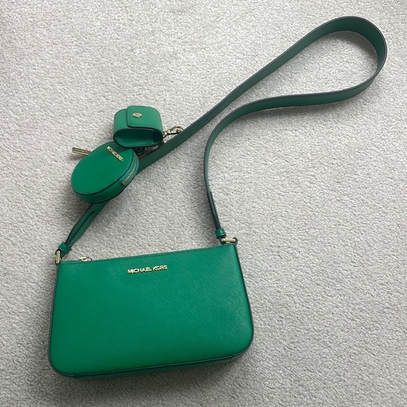 MICHAEL Michael Kors Handbags - Michael Kors Jet Set Travel Bag💚